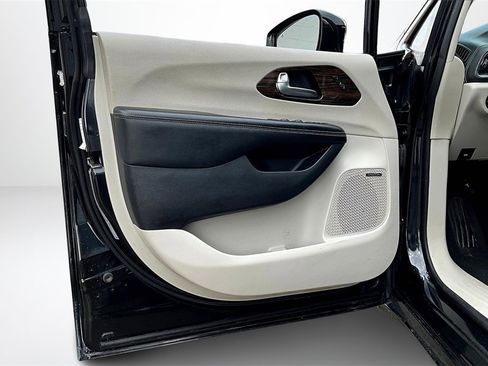 Used 2022 Chrysler Pacifica Limited image 20