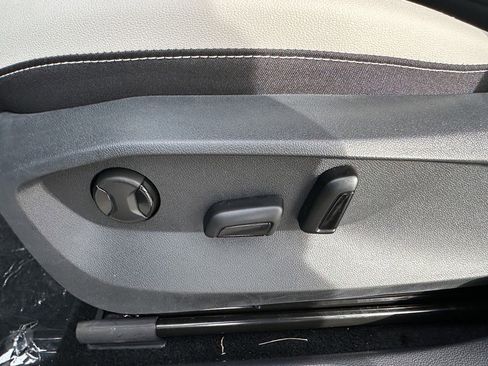 New 2025 Volkswagen Taos SE image 17