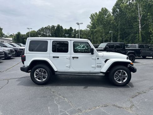 Used 2018 Jeep Wrangler Unlimited Sahara AWD/4WD image 10