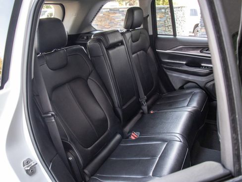 Used 2023 Jeep Grand Cherokee Limited image 23