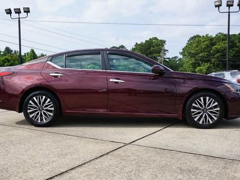 Used 2023 Nissan Altima 2.5 SV w/ SV Premium Package FWD image 3