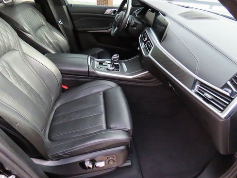 Used 2021 BMW X7 M50i image 11