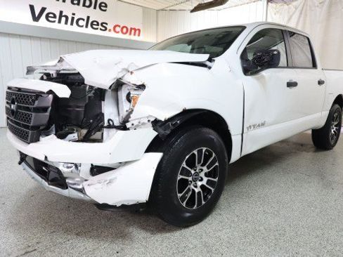 Used 2024 Nissan Titan SV AWD/4WD image 2