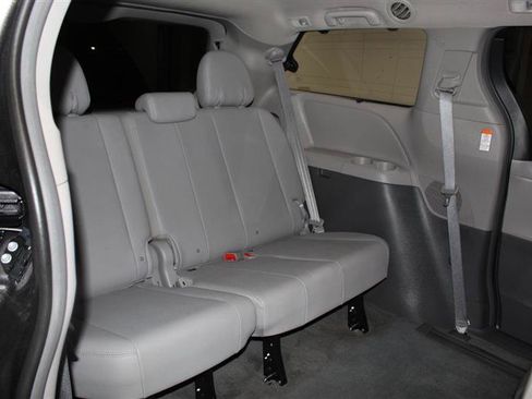 Used 2017 Toyota Sienna XLE w/ XLE Navigation Package FWD image 32