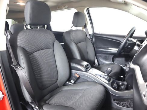 Used 2019 Dodge Journey SE image 33