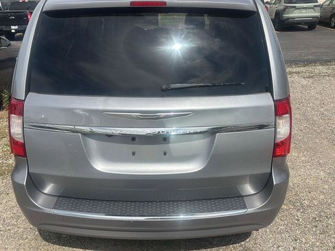 Used 2015 Chrysler Town & Country Touring FWD image 5