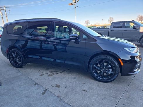 New 2026 Chrysler Pacifica Select w/ S Appearance Package image 12