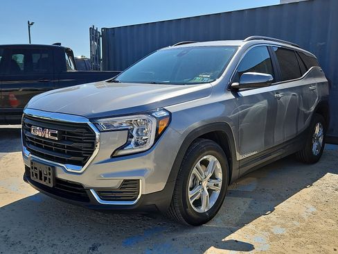 Used 2023 GMC Terrain SLE w/ Driver Convenience Package FWD image 4
