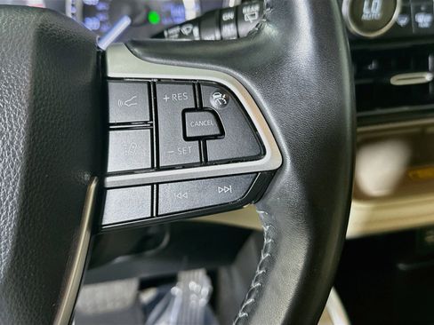 Used 2024 Toyota Highlander XLE FWD image 17