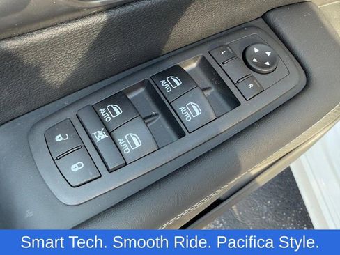 New 2026 Chrysler Pacifica Select image 10