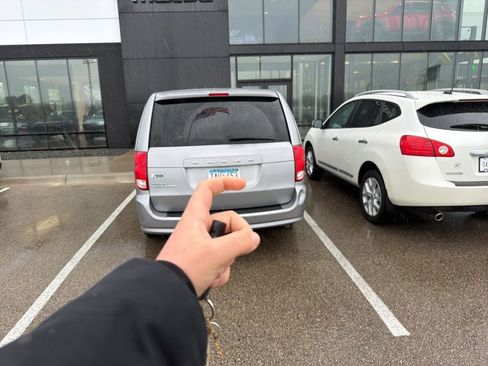 Used 2013 Dodge Grand Caravan SE FWD image 2