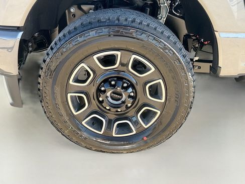 New 2026 Ford F350 Platinum w/ FX4 Off-Road Package image 36