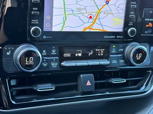 Used 2022 Toyota Highlander XLE AWD/4WD image 24