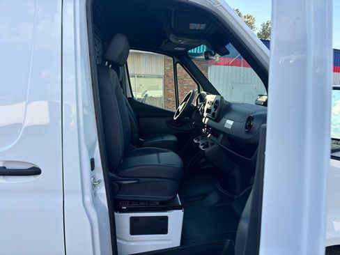Used 2025 Mercedes-Benz Sprinter 2500 image 14