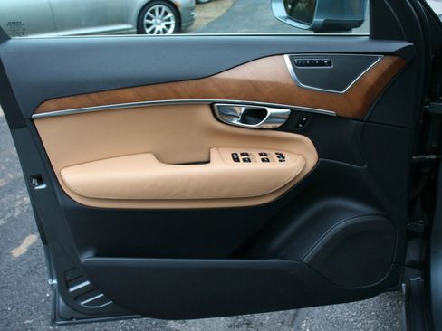 Used 2017 Volvo XC90 T6 Inscription w/ Vision Package image 37