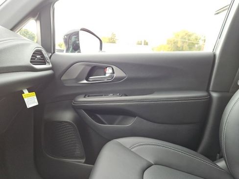 New 2026 Chrysler Pacifica Select image 45