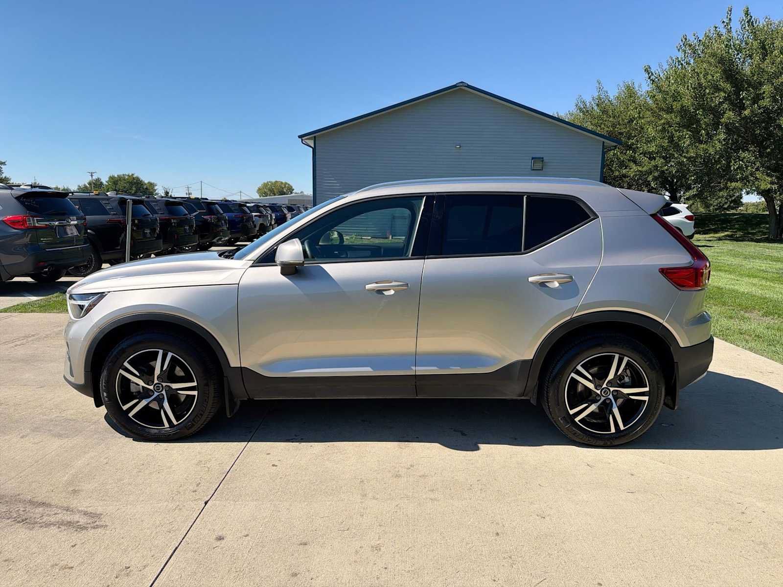 Used 2023 Volvo XC40 B5 Core w/ Convenience Package AWD/4WD image 3