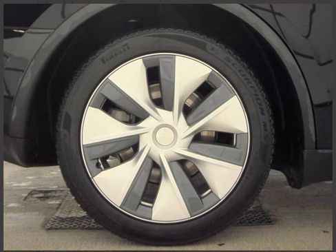 Used 2024 Tesla Model Y Long Range AWD/4WD image 9