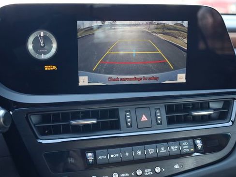 Used 2024 Lexus ES 300h w/ Premium Package image 18