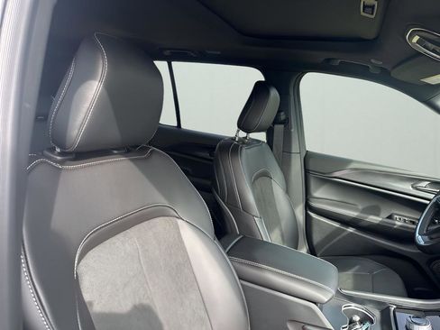 New 2025 Jeep Grand Cherokee Altitude image 15