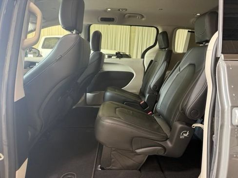 Used 2022 Chrysler Pacifica Touring-L FWD image 22