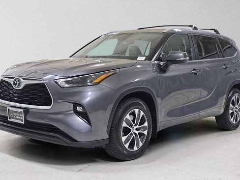 Used 2023 Toyota Highlander XLE AWD/4WD image 7