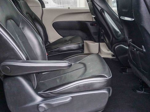 Used 2019 Chrysler Pacifica Limited w/ Advanced Safetytec Group image 14