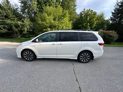 Used 2018 Toyota Sienna XLE w/ XLE Navigation Package AWD/4WD image 6