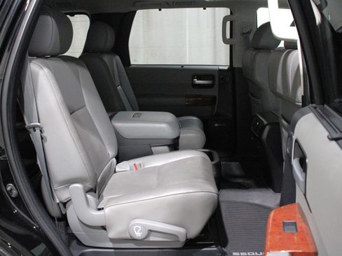 Used 2019 Toyota Sequoia Platinum AWD/4WD image 30