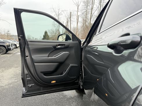 Used 2022 Toyota Highlander XLE image 29