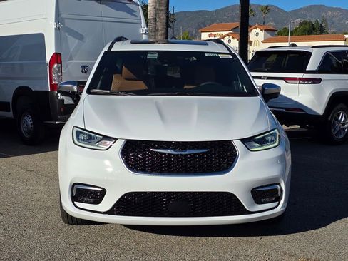 New 2026 Chrysler Pacifica Pinnacle image 2