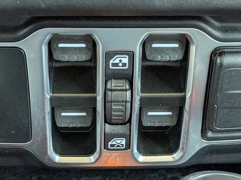 Used 2025 Jeep Wrangler Unlimited Sahara AWD/4WD image 26