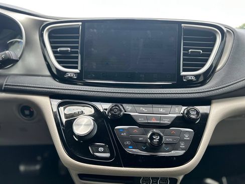 Used 2022 Chrysler Pacifica Touring-L w/ Uconnect Theater Family Group FWD image 26