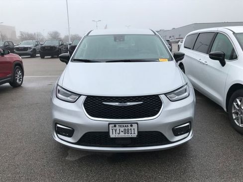 Used 2024 Chrysler Pacifica Touring-L image 11