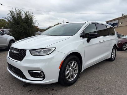 Used 2025 Chrysler Pacifica Select