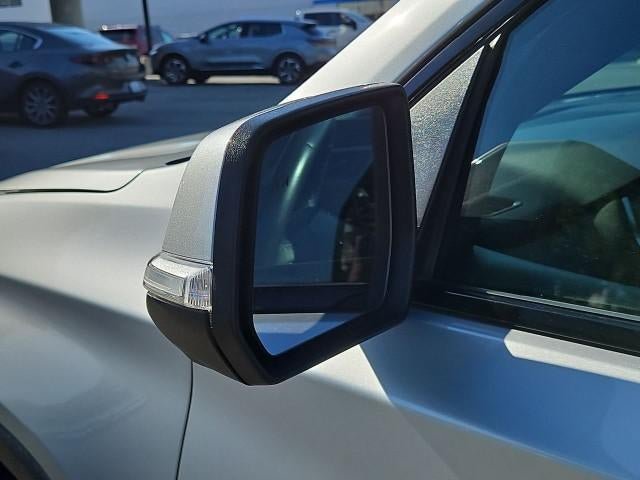 Used 2022 Chevrolet Traverse LT FWD image 19