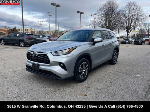 Used 2024 Toyota Highlander XLE image 1