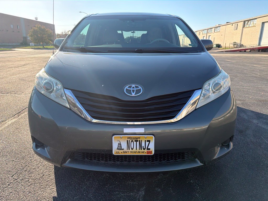 Used 2012 Toyota Sienna LE w/ Towing Pkg AWD/4WD image 2
