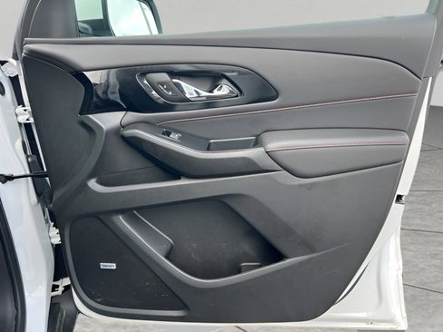 Used 2023 Chevrolet Traverse RS image 36