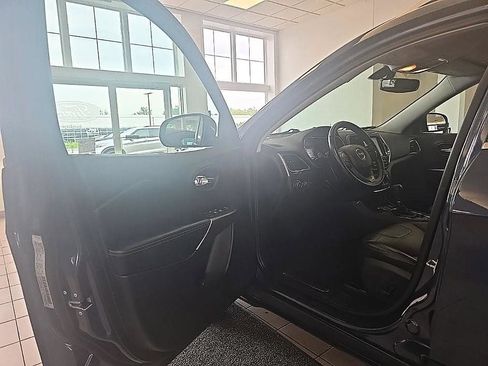 Used 2019 Jeep Cherokee Limited AWD/4WD image 12