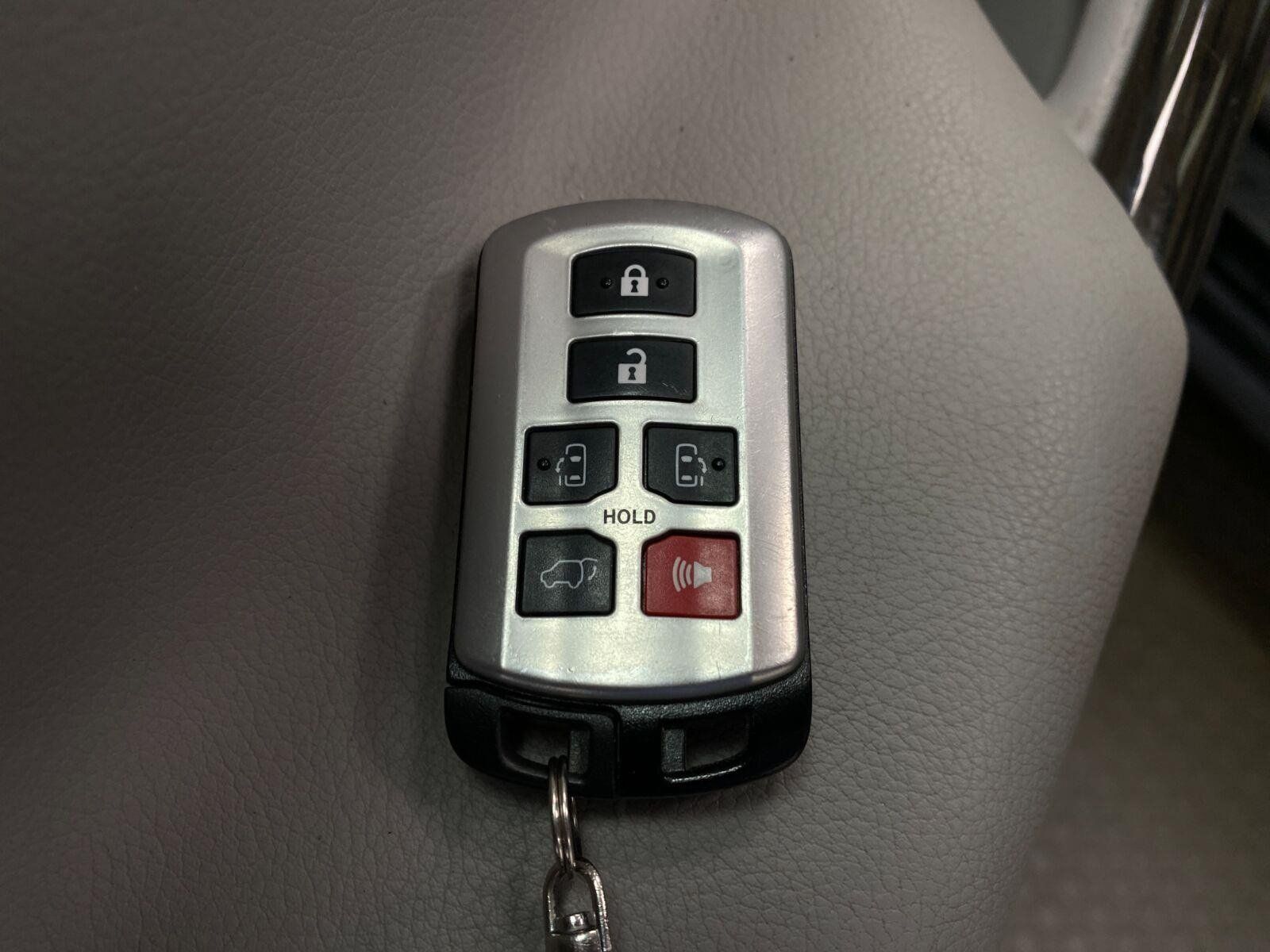 Used 2016 Toyota Sienna XLE FWD image 31
