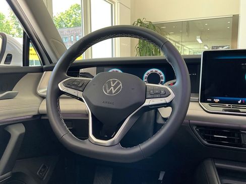 New 2025 Volkswagen Tiguan SE image 15