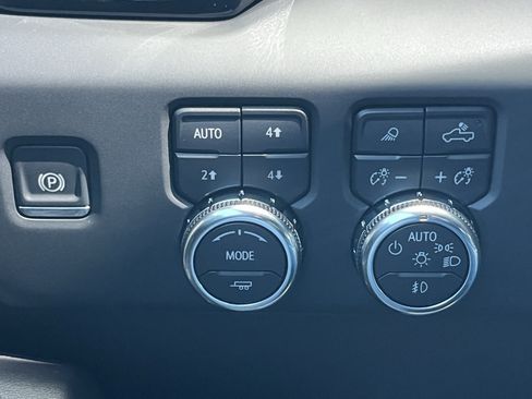 Used 2024 GMC Sierra 1500 AT4 w/ Technology Package AWD/4WD image 14