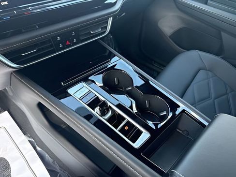 Used 2025 Volkswagen Atlas Cross Sport SE image 28