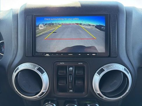 Used 2014 Jeep Wrangler Unlimited Sahara w/ Connectivity Group AWD/4WD image 22