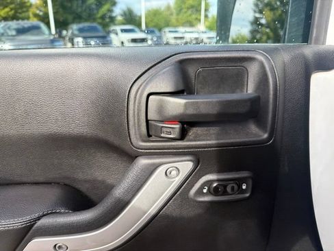 Used 2017 Jeep Wrangler Unlimited Rubicon AWD/4WD image 17
