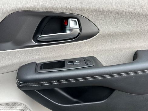 Used 2023 Chrysler Pacifica Touring-L FWD image 19
