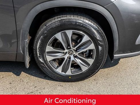Used 2023 Toyota Highlander XLE AWD/4WD image 9