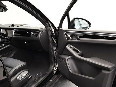 Used 2025 Porsche Macan image 48