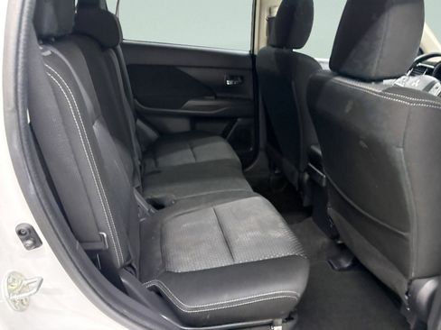 Used 2018 Mitsubishi Outlander SE image 25